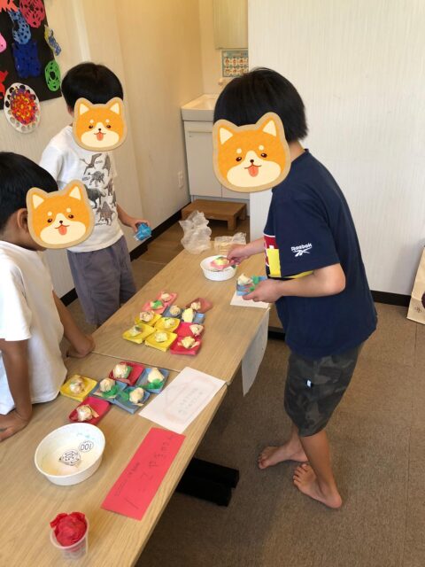 〜夏祭りイベント〜 パート2
品物を売ったり、買ったり、いらっしゃいませ〜と言ってお客さんが来ると丁寧に対応していました。
お店の作り方も、看板を作って見たり、並べ方を工夫したり、お客さんが来たらお店の説明をしてくれたりと、それぞれがよく工夫していました!!
お友達とのやりとりもとても上手でありがとうとたくさんいい言葉を聞くことができて素敵ですね!!
#ペンギンのあしあと
#療育
#放課後等デイサービス
#夏祭りイベント
#やりとり