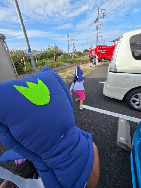 〜避難訓練〜
今週は避難訓練を行いました。
災害に備えてどんな風ににげたらいいのか、どんな場所が危ないのかといったところを考えながら避難をしました。
もしもの時に備えて、しっかりと逃げることができる様に練習をしていきたいと思います。
お家でも、どんな場所でどんなリスクがあるのかをお子さんと一緒に考えてみてください。日々リスクに備えて、安全に過ごせる様にしていけたら良いですね。
お おさない
か かけない
し しゃべらない
も もどらない
ち 近づかない
みんなしっかり合言葉を覚えることができました!
本日は消防士さんが来てくださり、災害に備えた避難訓練を行いました。
消火器の使い方を実際に職員も一緒に学んだり、どんな風に逃げたら良いか考えました!!
学んだ後は消防車を実際に見せてもらい、気になったことを色々と質問してみたり、、、とても素敵な経験になりました!
実際に消防士さんをみて、消防車にのってみてみんなとてもいい表情をしていました✨
#ペンギンのあしあと
#療育
#避難訓練
#放課後等デイサービス
#消防訓練
#体験