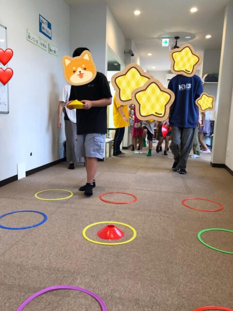 運動遊び
みんなでミニゲーム!!どうやったら上手く飛ぶかな?どこに駒を置こうか?と考えながらチームで協力戦を楽しみました✨
#ペンギンのあしあと
#放課後等デイサービス
#療育
#運動あそび