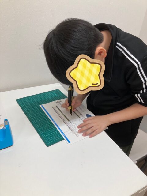 お兄さんが電車のクラフトを作ってくれました✨
午前中のお子さんが自分の作ったクラフトで遊んでいると嬉しいようで、張り切って作ってくれてます。
とっても優しくて素敵ですね!!
ひかりレールスターの電車らしいです!!
#ペンギンのあしあと
#療育
#放課後等デイサービス
#工作
#ペーパークラフト
#手作り