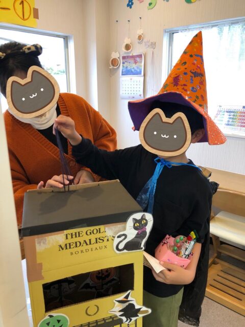 ハロウィンパーティー🎉
みんなで仮装したり、お部屋の暗号を探したり、ミニゲームをしたりしてハロウィンの行事を楽しみました!
日替わりの暗号もみんなで一生懸命考えて、楽しそうでしたよ!!
それぞれのゲームをルールを守りながら楽しんでいました!!
最後には魔女にトリックオアトリート!!
お菓子を貰って皆んなで美味しく食べました。
#ペンギンのあしあと
#療育
#放課後デイサービス
#季節
#イベント
#ハロウィン