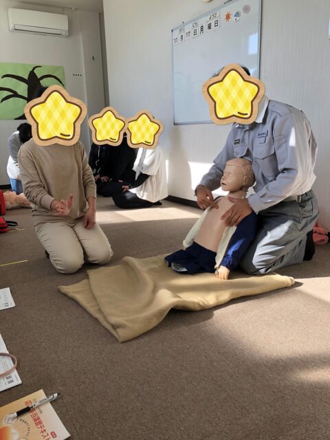 〜救命講習会〜
救命救急士の方が講習をして下さいました。
AEDの扱い方やエピペンの扱い方、喉を詰まらせてしまった時の対応などを教えていただきました。
普段から使う道具ではありませんが、いざという時、命に関わる大切なものなので、しっかりと学び、動くことができるようにしていきたいと思います。
また、日々事故や怪我などに気をつけて、危機管理に努めていきたいと思います。
#ペンギンのあしあと
#療育
#放課後デイサービス
#研修