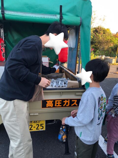 焼き芋購入体験
焼き芋屋さんが来る日をみんなすごく楽しみにしており、『よろしくお願いします!』『ありがとうございます』と焼き芋をもらう時やチケットを渡す時などにしっかりとご挨拶も出来ました!!
ご挨拶をしっかりできると気持ちが良くて素敵ですね!!
お芋を食べながら『しっとりしてておいしー!』『ここで食べるお芋おいしいなあ!』などとお話ししながら、ニコニコのいい表情で食べていました!!
おいもやさんにまた来てね!と言ったり、トラックをお見送りしてみたり、みんな一楽さんのやきいもが大好きです!!
#ペンギンのあしあと
#放課後等デイサービス
#やきいも
#一楽
#秋
#イベント