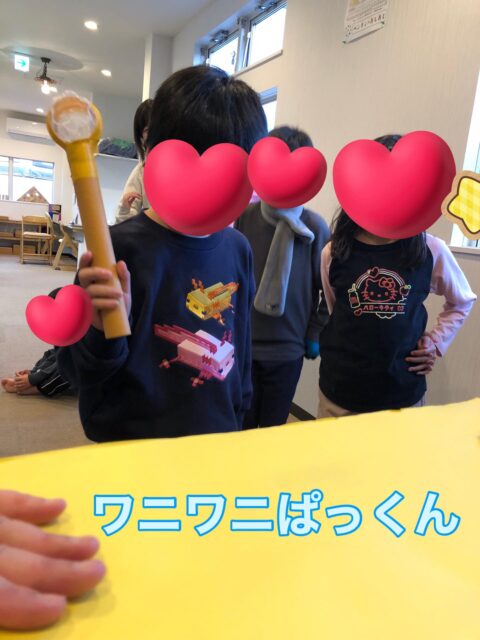 〜ワニワニパックンゲーム〜
昨年やったワニゲームを久しぶりに行いました。
昨年はワニを叩く方のみやってもらいましたが、今回は役割りを増やし、ワニを操作する側も交代交代でやってもらいました!!
みんなやりたい!!と積極的に楽しんでくれていましたが、お友達がやっている時に一緒に叩く数をかぞえてくれたり、順番を待つのも上手にできて、みんなで仲良く遊ぶことができました。
ワニを出すのはテンションが上がって、最初速くなってしまったりもしましたが、お友達が叩きやすいようにゆっくりと出してあげてねとお話しするとよく聞いてくれており、叩く人が叩きやすい様に工夫して操作をしてくれていました。
初めに話した注意事項をよくきいて、ゲームを楽しむことが出来ていてすごかったです!!
#放課後等デイサービス
#ペンギンのあしあと
#手作りゲーム
#療育
#協力
#遊び