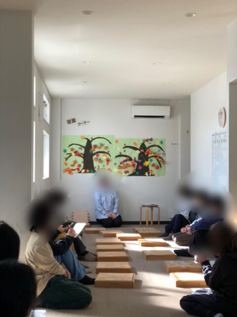 〜積み木の研修〜
積み木の講師の先生がきてくださり、積み木の遊び方やそれによってどの様なことが身につくのか、支援の方法などを学びました!!
作る人によって、違うものができて面白いですね!
#ペンギンのあしあと
#積み木
#研修