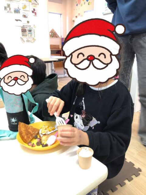 〜クリスマスケーキデコレーション〜
みんなそれぞれにケーキのデコレーション材料を渡すと、それぞれ思い思いのアレンジの仕方でケーキを作ってました!!
自分で作ったケーキをみんなで食べるとまた美味しいですね!!
#ケーキ作り
#ペンギンのあしあと
#デコレーション
#放課後等デイサービス
#イベント