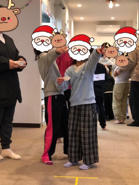 〜クリスマスゲーム〜
レクリエーションでクリスマスクイズやプレゼントを運ぶゲーム、何が出るかなゲームなどをしました。
ルールを守って遊んでみて、その後色々とそれを少しアレンジ!!それぞれ遊んでいる中で、その遊びをさらに面白くしよう!と工夫して楽しんで遊んでいました✨
一つのゲームでも遊び方の広がりはさまざまです!!
みんな楽しそうに遊んでくれていて良かったです🎵
みんなで順番を守り仲良く遊ぶことができました!!
#ペンギンのあしあと
#イベント
#療育
#行事
#放課後等デイサービス
#ミニゲーム