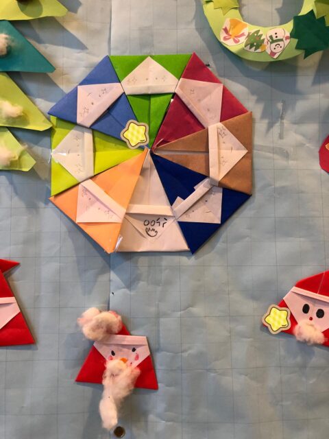 〜クリスマスの製作あそび〜
キラキラと光って回すと形の変わるおもちゃを作ったりサンタさんをたくさん作ってみたり、、、色んなものを作りました✨
どの作品も個性があって素敵です!
#ペンギンのあしあと
#療育
#放課後等デイサービス
#イベント
#クリスマス