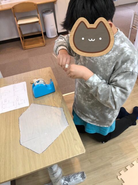 〜凧作り・凧あげ〜
ビニールとストローを使い、凧作りをしました🪁作り方の説明を聞きながら一生懸命作っていました!!
イラストもそれぞれ描きたいものを集中して楽しそうに描いていました!!
そのあとはみんなで外で凧あげを楽しみました✨
#ペンギンのあしあと
#放課後等デイサービス
#お正月遊び
#療育