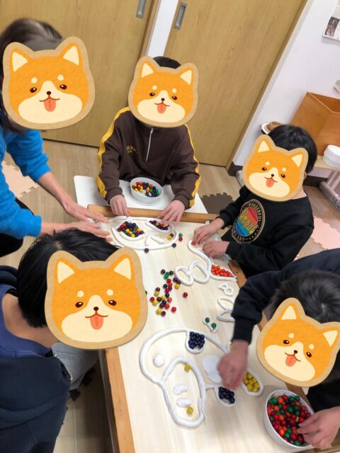 〜粘土と積み木のビーズ遊び〜
お友達と紐状にした粘土を使い2、3人で協力して大きな絵を完成させました。
ビーズでの着色もここは影にしたいから暗い色を使おう、ヒレの色はこうしようと、みんなでこだわり楽しんで作っていました!
#療育
#放課後等デイサービス
#粘土遊び
