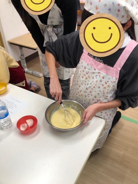 〜クッキング〜
みんなでホットケーキ作り!
お話を聞いて、材料を丁寧に混ぜて作ることができました!!お友達同士で協力して作れており素敵でしたよ!
また、最後の飾り付けも各々こだわりを持って作っており、可愛いパンケーキができました!!
自分達でつくったものはまた特別美味しいですね!!
#ペンギンのあしあと
#放課後等デイサービス
#クッキング
#食育
#体験