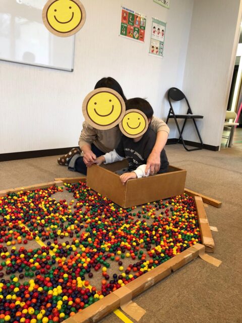 〜積み木遊び〜

今日は積み木遊びをしました！

でこぼこ坂道を作り、様々な大きさのまるい積み木をころころ！
転がる音や様子に夢中になってたのしんでいました！！

そのあとは転がしたビーズのプールでお舟にのって、みんなとても楽しそうでしたよ！！

#童具館 
#療育
#ペンギンのあしあと