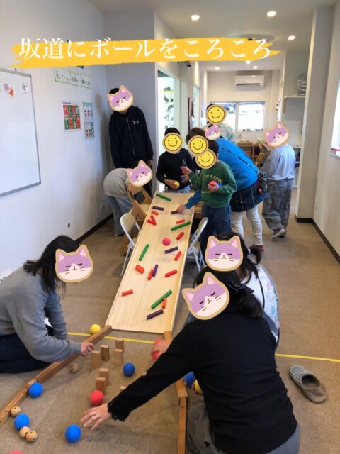 〜コリント遊び〜
コリントゲームをみんなでしました!!
積み木の棒をそれぞれ好き場所にはって、いざ転がしてみるといろんな方向にころころ〜!
コンコンと優しい木の音も癒されますね!!
ボールが転がっていく様子をじっとみてまた転がして、少し棒の位置を変えてみたりと何度も楽しんでいました!
積み木のまとに当たるように考えたり、転がし方もとっても上手でした!!
たくさんのビーズを転がしたあと最後は積み木のビーズの上を木の船でころころ。珍しい乗り物にわくわく、少し回ってみたい!もっとやりたい!と積極的に楽しんでいました!
お片付けもみんなでしっかり協力して集めてくれていて、とっても素敵でした!!
#ペンギンのあしあと
#放課後等デイサービス
#積み木
#童具館
#コリントゲーム