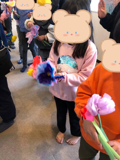 〜6年生を送る会〜

卒業シーズンでペンギンのあしあとからも卒業するお子さん達の送る会をしました。

みんなでクイズをして好きなものについて少し話してみたりした後でサプライズ！

みんなで作った紙のお花を一人一人からプレゼント🎁
こっそりと作戦会議して、お兄さんお姉さんに持っていくお子さん達の姿がとても可愛かったです！

すこし寂しくなりますが、また遊びにきてね！という気持ちを込めて感謝の気持ちを伝えました！！

優しくて、とっても素敵な6年生たちでした！
残り少ない時間ではありますがまだまだたくさん遊びましょう✨

#ペンギンのあしあと
#卒業
#放課後等デイサービス