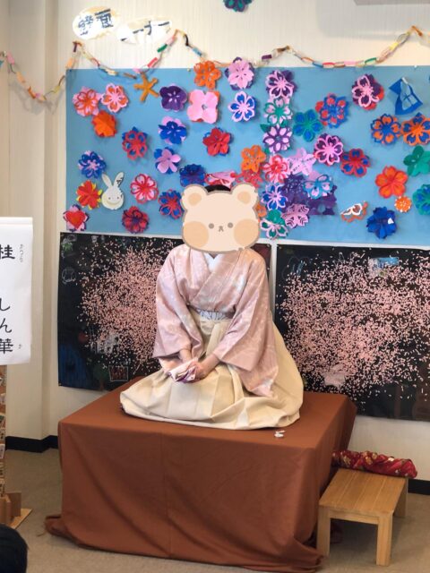 〜落語体験〜

初めて見るものにみんな集中して楽しんでいました！！
落語の先生がお話しする内容を聞いて楽しそうに笑ったり、玉すだれもやり方を教えてもらい、触りながらやってみて素敵な体験が出来ました✨

#落語
#放課後デイサービス 
#ペンギンのあしあと
#体験