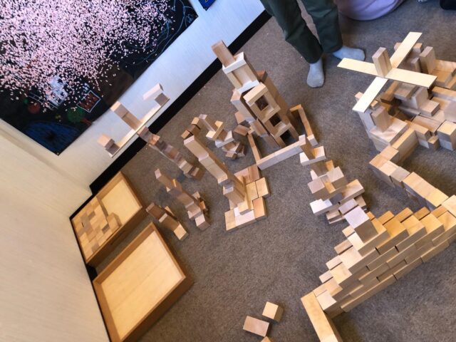 〜積み木遊び〜

お子さん達は自分の発想で先生やお友達と一緒にさまざまな積み方で形を作って楽しんでいました！！

#ペンギンのあしあと
#放課後デイサービス 
#積み木
#童具館 
#創造