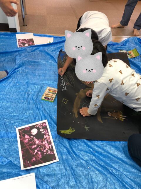 〜桜ふぶきの壁面作り〜

みんなで絵を描いて、そこに桜の花びらをたくさんのせてもりもりに！とっても素敵な作品が出来上がりました✨
みんなで大きな作品を作るのも達成感があって良いですね✨

#療育
#ペンギンのあしあと
#童具館 
#壁面作り