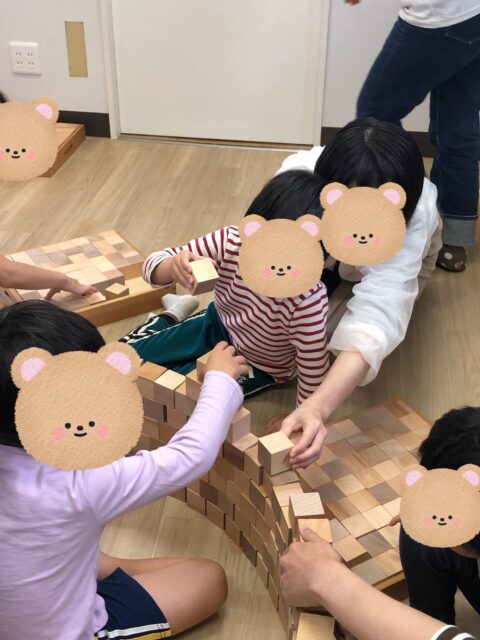 〜積み木の日イベント〜

つみきの日の午後の部の様子です！
円筒タワーを作りその中にみんなで入ってみました！！
自分よりも大きな積み木のトンネルにみんな大興奮！
お友達と一緒にはいってみたり、外から覗いて見たりしながらたのしんでいました✨

崩した後もまた新しいつみきの作品を作っていて、想像力豊かに楽しむことができました！！

#放課後デイサービス
#ペンギンのあしあと
#童具館
#つみきあそび