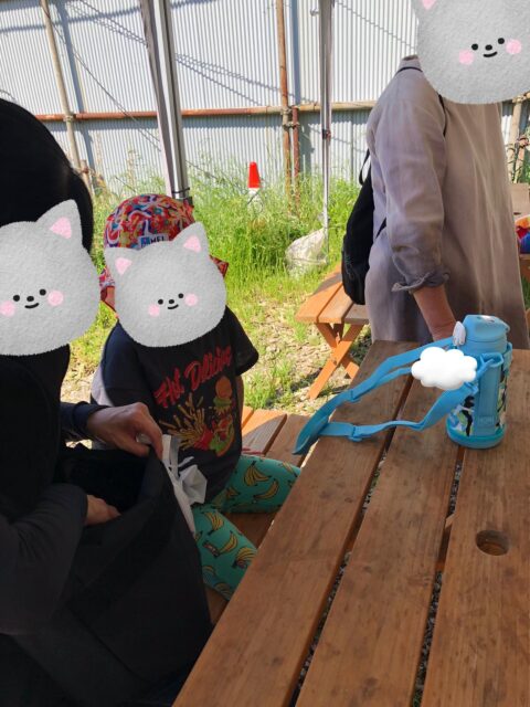〜お買い物・こいのぼりイベント〜

祝日イベントで、駄菓子屋さんにお買い物に行き、みんなでこいのぼりを見てきました！！
とても良い天気で、こいのぼりもパタパタと空を泳いでいてとても綺麗ですね！！

#ペンギンのあしあと
#祝日イベント
#放課後デイサービス