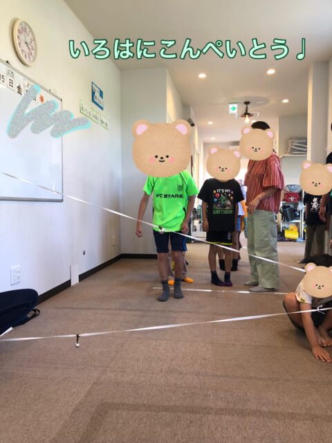 〜いろはに金平糖 童歌あそび〜
歌を覚えたら一緒に歌ってくれたりしながら、紐をよけて通ることを楽しんでいました!!
みんなしっかり待つことが出来ててえらいですね!
#ペンギンのあしあと
#伝承遊び
#放課後デイサービス