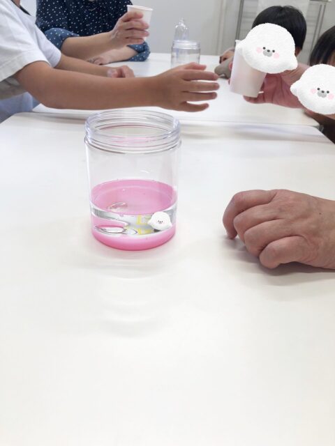 〜実験あそび〜
泡がぷくぷくと出てきて花びらの様になったり、スライムがびょーんっと伸びる様子に大興奮!
みんな『なにこれ!』『ふしぎだねえ!』と嬉しそうに見ていました!
スライムの感触も楽しくて、手にまいたり、つんっと触って見たり、思いきり伸ばして見たりと楽しそうに遊んでいましたよ!
#ペンギンのあしあと
#実験あそび
#放課後デイサービス