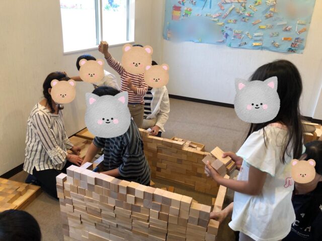 〜積み木遊び〜

みんなで協力して大きな積み木のお家を作りました！！
お家が出来上がるとのぞいて見たり、中に入って見たり、小窓から外のお友達とのぞきあったり、、、
完成した素敵なお家でたくさん遊ぶことができました！！

遊び終わるとみんなでお片付け。手分けをしてそれぞれの積み木ごとに箱に入れて片付けることが出来ました！！
最後までしっかりと協力して出来てかっこ良かったです✨

#ペンギンのあしあと
#放課後等デイサービス 
#積み木遊び
#童具館
#協力