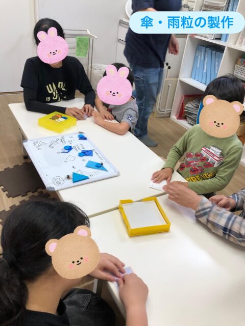 〜傘・雨粒製作と風船運びゲームの様子〜

作り方を聞きながら、ここはどうやるの？これであってる？と質問できるようになってきました。
わからないことを聞くということもとても大切なことなのでこうした成長も素敵ですね！
自分の傘や雨粒が完成するとニコニコと満足そうな表情で見せてくれましたよ✨

風船運びゲームでは時々落っこちそうになりながらも2人で協力して運ぶことが出来ていました！
ペアが足りないとなった時には私・ぼくやろうか？と自分からもう一回やってくれる子もいて、とってもかっこよかったです！！

並んで自分の順番を待つのも少しずつ上手になってきました！

#ペンギンのあしあと
#放課後等デイサービス 
#製作
#運動あそび
#協力