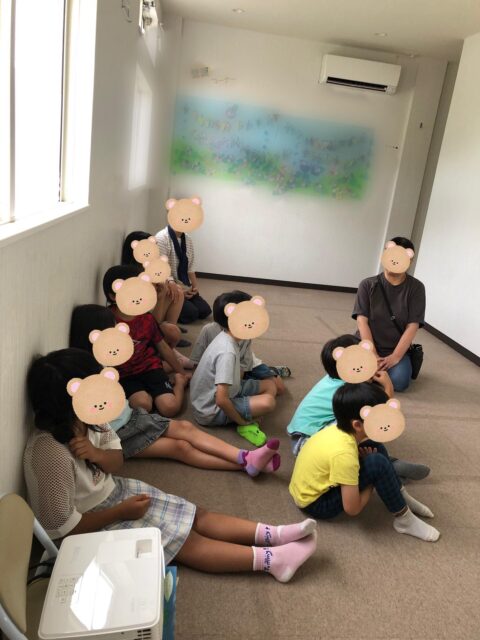 〜避難訓練の様子〜

お話を聞いてしっかり逃げることが出来ていました。
おかしもちの合言葉もよく覚えていて、みんなに聞いてみると手を上げて発表して教えてくれていましたよ。

おさない
かけない
しゃべらない
もどらない
ちかづかない

これを大切にみんなでしっかり訓練をがんばります！

災害に備えて準備することが大切ですね。

#ペンギンのあしあと
#避難訓練
#放課後等デイサービス