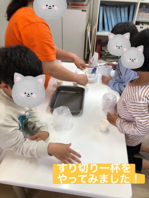 〜祝日イベント・実験〜
実験では重曹とクエン酸・片栗粉を使ったバスボム作りと同じく重曹とクエン酸のしゅわしゅわ火山で遊びました!
分量をすり切り一杯計ってみたり、作り方を聞いて順番に気をつけながら混ぜてみたりと良くお話を聞いて楽しむことができていました!
液体を入れた瞬間にもこもこと泡が溢れ出てくると、うわー!すごい!ととってもびっくりしたような表情でみんな大興奮。泡を触ってみたり、少しすくってみたりしながら楽しんでいました。
バスボムも帰る時に固まっているのをみて、わ!めっちゃ固まってる!!すごい!と自分が作ったバスボムを嬉しそうに持って帰っていました!!
#ペンギンのあしあと
#祝日イベント
#実験遊び
#体験
