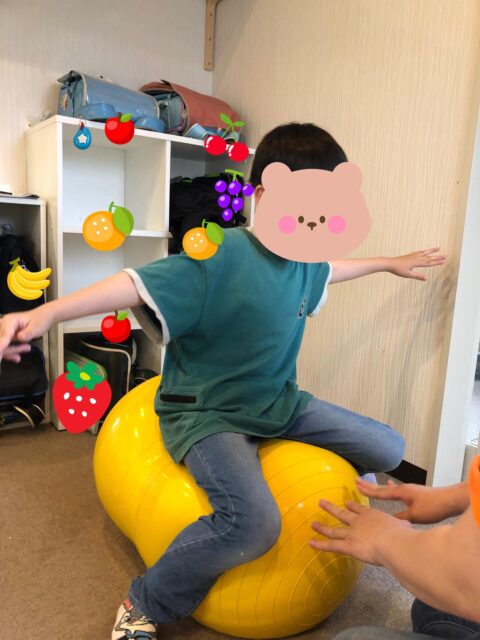 〜日常の様子〜
お子さん達は職員やお友達と色々な遊びをしています!
遊びも遊んでいるうちにだんだんと発展していき、素敵です!遊びながらお友達との関わり方や物の使い方、身体の動かし方など様々なことを学び、練習していっています。
#ペンギンのあしあと
#放課後等デイサービス
#療育
#あそび
#日常