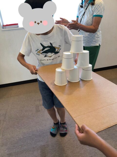 〜紙コップ運びゲームと日常の様子〜
運動遊びでは友だちと2人で協力して、紙コップタワーが崩れない様に運ぶゲームをしました。
持っているうちに微妙に傾いたりしてバランスを取るのは難しかったりもしますが、相手と歩くペースを合わせたり、年上の子が一年生の子に高さを合わせてあげていたりと相手を気遣いながら楽しむことができました!!
子ども達は自由に遊ぶ時間も様々な遊びを自ら選んで楽しんで遊んでおり、その中でお友達や先生と関わりを学んでいます!
最近は暑いのでおやつのアイスがとっても美味しそうですね✨
#ペンギンのあしあと
#放課後等デイサービス
#協力ゲーム