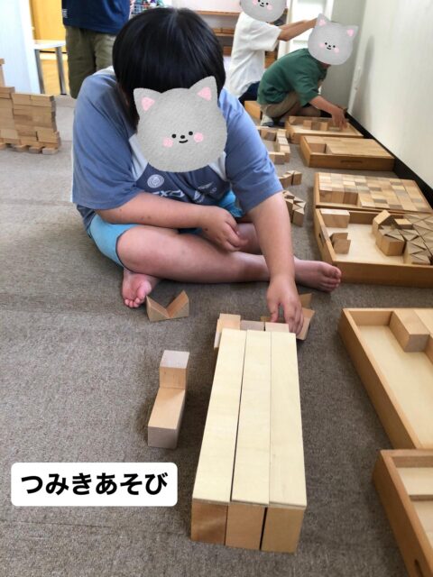 〜つみき・コリントゲーム〜
積み木は自分で富士山にしようかな?高く積み重ねてみようかな?車を入れる車庫を作ろうかな?と様々なものをイメージをしながら創意工夫をして作っていました!!
コリントゲームは、坂道に障害物をつけて、ボールを転がし、得点を取るといった内容のゲームをしました。
お子さん達は、みんなで工夫しながらどこから転がしたら高得点になるかな?と話しながら楽しんでいました!
#ペンギンのあしあと
#放課後等デイサービス
#積み木
#童具館
#WAKU-BLOCK