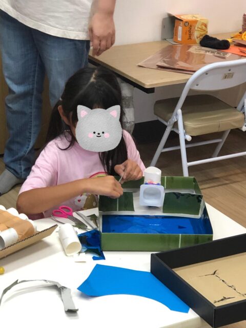〜夏祭りの準備の様子①〜

ペンギンで恒例となった夏祭りを今年も行います！！
その為に、みんなでどんな事をやりたいか、案を出し合って話し合い、それぞれの屋台に出す商品を作っています！！

夏祭りではどんなお店があったっけ？と考えながらそれぞれが手を挙げたり、近くの先生にお手伝いしてもらって伝えてもらったりとたくさんのお店を教えてくれました！！

#ペンギンのあしあと
#放課後等デイサービス 
#お祭り
#製作
#イベント