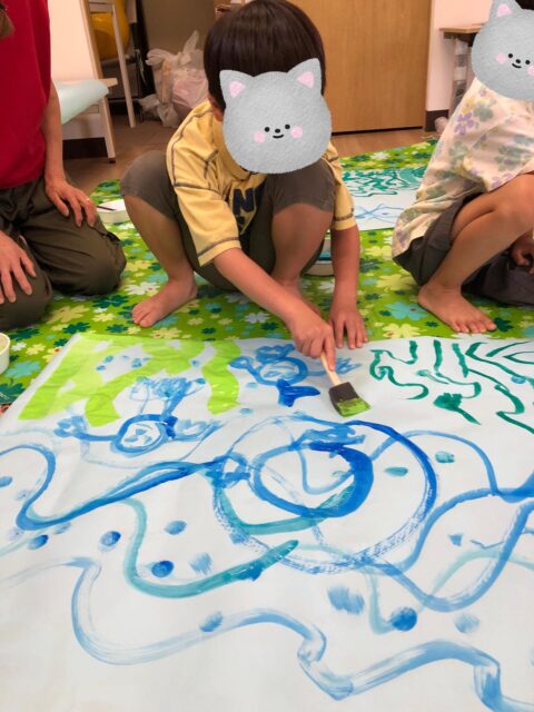 〜壁面作り〜

お子さん達が海の絵を描くのを手伝ってくれました！！
ワカメや泡ぶくなどとっても上手ですね！！

#ペンギンのあしあと
#放課後等デイサービス 
#壁面作り
#絵の具あそび
#創造