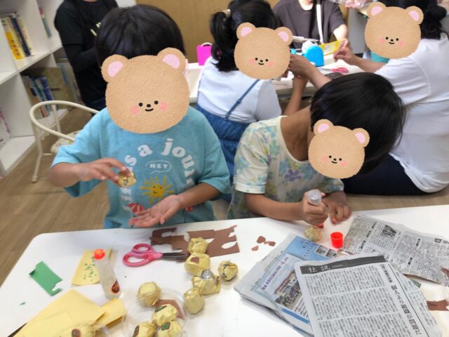 〜夏祭りの準備の様子②〜

製作は、廃材を使い、こんなの作りたいなぁ、どうやって作ったらいいんだろう？と先生や友達と相談しながら、とっても一生懸命に作っています！！

なんとなく丸めてみる、切ってみるなどしているうちにだんだんと、あ、これ〇〇に見えるかも！とどんどんアイデアが湧いて来て素敵な品物が沢山できました✨

#ペンギンのあしあと
#放課後等デイサービス 
#お祭り
#製作
#イベント
