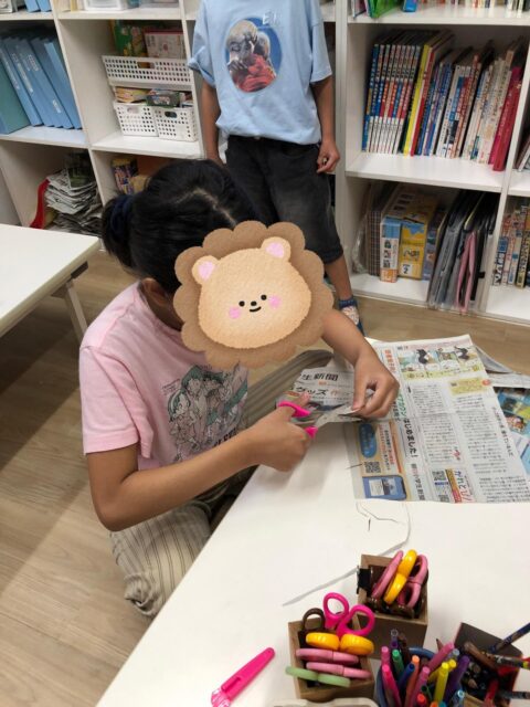 〜新聞スクラップ作りの様子③〜
新聞スクラップではそれぞれが気になる記事を選びそれについてまとめました!!
いろんな記事があってとっても素敵!!
みんなとっても頑張ってますね✨
#ペンギンのあしあと
#放課後等デイサービス
#療育
#新聞スクラップ
#新聞と触れ合う