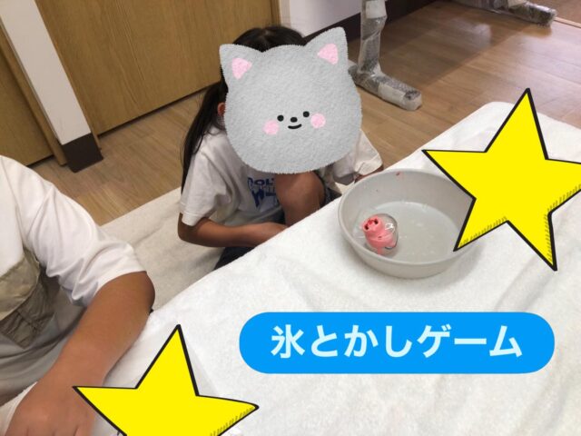 〜祝日イベント〜
今回の祝日イベントでは氷溶かしゲームとうちわ作りをしました。
氷溶かしゲームは中から小さなお人形が出てくるとみんなとっても嬉しそう✨
うちわ作りではそれぞれ好きな色のセロファンを使ったり、お花の形のクラフトパンチを使ったりしてとっても可愛らしいお魚さんのうちわを作っていましたよ!!
#ペンギンのあしあと
#祝日イベント
#放課後等デイサービス
#感触あそび
#工作