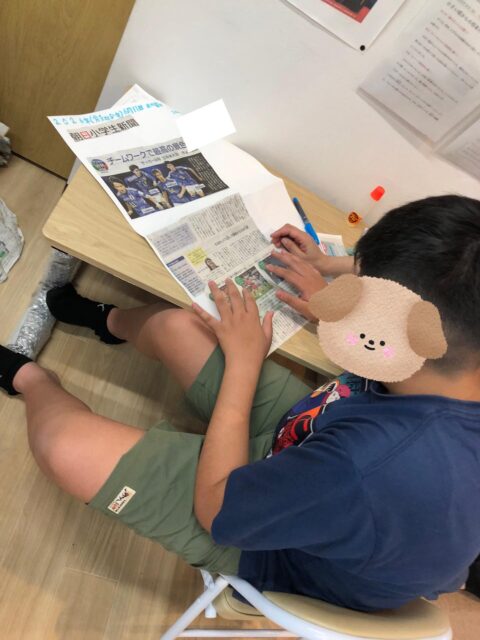 〜新聞スクラップ作りの様子②〜
新聞スクラップではそれぞれが気になる記事を選びそれについてまとめました!!
いろんな記事があってとっても素敵!!
みんなとっても頑張ってます✨
#ペンギンのあしあと
#放課後等デイサービス
#療育
#新聞スクラップ
#新聞と触れ合う