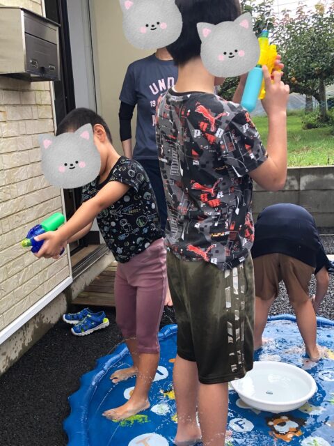〜水遊び〜
水遊びの様子です!!
みんなびしょびしょになりながらお友達と一緒に水遊びを楽しんでいましたよ!!
水鉄砲で的をねらう姿もかっこいいです!!
暑いのでひんやりとした水がとても気持ちが良いですね✨
#ペンギンのあしあと
#水遊び
#放課後等デイサービス
#夏