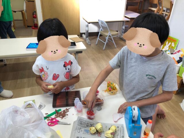 〜夏祭りの準備・日常〜
屋台の準備も日々進めてくれており、だんだんと色んなものが出来上がってきました!!
おやつにかき氷!!
とても暑いので冷たい氷が美味しいですね✨
自由時間は各々やりたいことを伝えてくれて、卓球をしたり、輪ゴムアートをしたり、、色んな遊びがありますね!!
#ペンギンのあしあと
#放課後等デイサービス
#イベント
#夏祭り
#かき氷