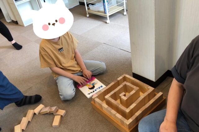 〜積み木〜
同じ積み木でも子ども達によって全く違った物が出来上がっていて、迷路だったりタワーだったり、いろいろあって素敵ですね！

#ペンギンのあしあと
#放課後等デイサービス 
#童具館
#積み木