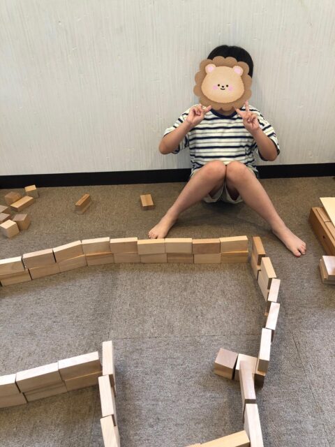 〜つみき〜

作りながらボールがどうやって転がるのかな？と考えたり色々なアレンジを加えたりして楽しんでいました。

最初は積み重ねるところから始めて、そこから色々なものを連想して、タワーにしたり、滑り台を作ったりと色んな物が出来上がっていきました！！

みんな想像力がとても素晴らしいです！！

#ペンギンのあしあと
#放課後等デイサービス 
#つみき
#童具館
