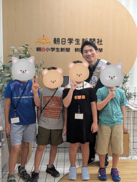 📰新聞社見学へ!
新聞スクラップコンクールを頑張った小学3年生以上のお子さんたちと、築地の朝日学生新聞社へ行ってきました🚃✨
社員証を受け取り、いざ見学!
編集長さんのお話を真剣に聞きながら、新聞ができるまでを楽しく学びました😊
貴重な体験を通して、またひとつ「知る・学ぶ」が増えました✨
#ペンギンのあしあと
#放課後等デイサービス
#お出かけイベント