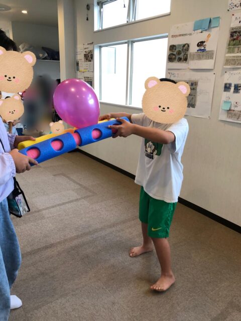 〜活動の様子〜
⚫️風船運びゲーム
お友達と協力して背中で挟んだり、腕にのっけてみたりして風船を落とさないようにゴールまで運びました!
年齢も違いますが、年上の子がペースを合わせてあげたり、優しくリードしてあげるような姿もありました!!
⚫️サーキット遊び
どんなコースにするかお子さん達と話し合いながらコースを決めてみたり、マットを使って幅跳びに挑戦してみたりしています!『ここまで跳べたから次はここまで跳びたい!!』と何度も挑戦する姿があったり、前まで跳べなかったハードルを跳べるようになったり、諦めずに頑張る姿がカッコ良いです!
⚫️いつ?どこで?だれが?なにをした?ゲーム
いつ?どこで?などのお題に合わせて、ペアやチームで一緒に考えました!最後にその文章をランダムで合わせると面白い文章になったりして、子ども達はきゃっきゃと笑いながらたのしんでいました!!
#ペンギンのあしあと
#放課後等デイサービス
#日常
#活動の様子
#運動あそび
