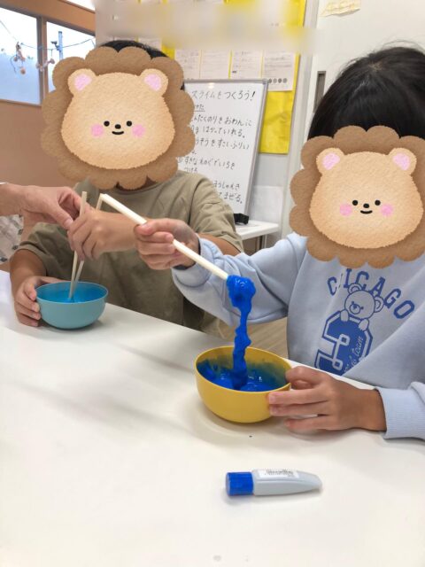 〜スライム作り〜
みんなで材料を混ぜてスライム作り!!
好きな色のスライムが出来ると手に巻いてみたり、丸くして少し投げてみたり、袋の上から触ってみたり✨
帰りにスライム楽しかったー!!
と嬉しそうに話してくれました✨
#ペンギンのあしあと
#祝日イベント
#スライム作り
#放課後等デイサービス