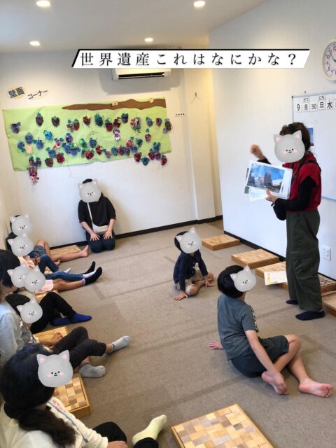 〜積み木の世界遺産①〜

積み木の世界遺産づくり✨
「世界には世界中の人々が大切に守りたいと思っている建物や自然がたくさんあるんだよ」の話から、世界遺産を紹介し積み木で作りました。

「どんな世界遺産があるかな？」「どんなものを作ろうかな」と子ども達は考え、それぞれがイメージしたものを積み木で作りました！

モザイク積み木で色をつけたり、アレンジを加えたりしながら楽しんで作っていました！

お友達と協力して作るお子さんもおり、素敵な世界遺産の建物や街並みが出来ました✨

#ペンギンのあしあと
#放課後等デイサービス 
#療育
#積み木
#童具館