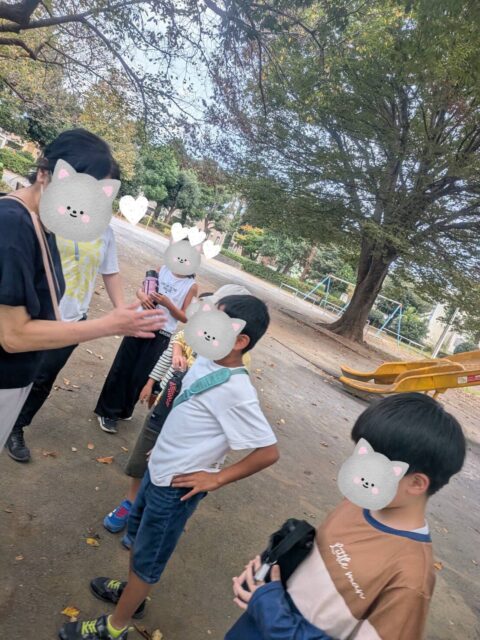 〜日常の様子〜
🌱 お話を聞くのも上手になりました
「聞く力」も大切なコミュニケーションのひとつ。 日々の関わりの中で、少しずつ成長が見られます。
友だちとのやり取りを楽しみながら、さまざまな力を育んでいきます✨
#ペンギンのあしあと
#放課後等デイサービス
#日常