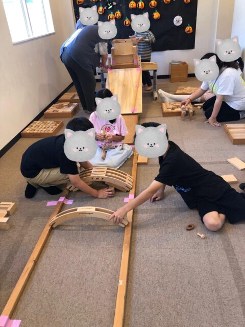 〜積み木のダム作り②〜
引き続きダムの写真です!
積み木で作った滝もすごく素敵ですね!
ビーズがたくさん流れていく様子も圧巻です!!
建物も細かく作り込んでいて学校を作ったんだ!!と凄く満足そうに見せてくれたお子さんもおり、生き生きと作る姿がとても素敵です!!
#ペンギンのあしあと
#放課後等デイサービス
#療育
#積み木
#童具館