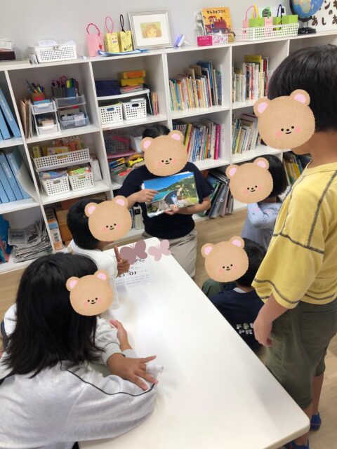 〜積み木のダム作り①〜
ダムってどんなものかな?とみんなで考えた後に、みんなでダムの周りに街を作ったり、橋をかけたりしました!!
お友達と協力して一つの建物を作ったり、1人で集中して作ったりそれぞれのやり方で、みんなしっかりと作り込むことが出来ていて素敵な街ができました!
たくさんの建物を作った後、お水に見立てたビーズを投入!水がたくさん増えてくると、ざばーっと川が出来ました!!
#ペンギンのあしあと
#放課後等デイサービス
#療育
#積み木
#童具館