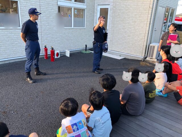 〜避難訓練 消防士さんと一緒〜
消防士さんが来てくださり、消火器の扱い方や災害時の役割分担を教えて頂きました!
本物の消防士さんにみんな目をキラキラさせて見て、お話を聞いていましたよ!
その後消防車を見学させて頂きました!
中の作りや、外装にも興味津々!!消防士さんに色々と教えてもらいながらみんな嬉しそうに見学していました。
災害時に備えてしっかりと安全を確保出来るようにしていきたいと思います。
今回もありがとうございました!!
#ペンギンのあしあと
#放課後等デイサービス
#体験
#避難訓練
#地域交流